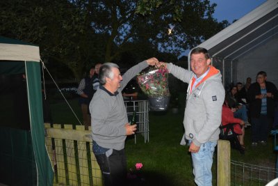 Aan het eind van een gezellige avond overhandigd voorzitter Geert Jan Veldman, Johan een prachtige hangplant voor zijn gastvrije ontvangst samen met vrouw Annie op de achtergrond.