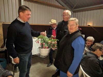 Aan het eind van de gezellige avond wordt de fam.Kloosterman bedankt namens allen door voorzitter Veldman en wordt een mooie hangplant overhandigd.