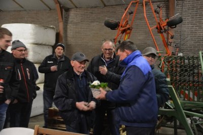 Jan wordt bedankt voor de gastvrijheid en uitleg over zijn bedrijfsvoering