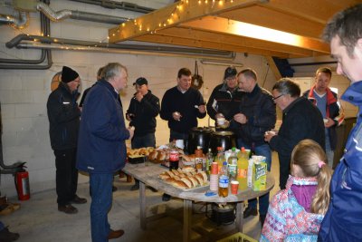 Tussen de middag heerlijke erwtensoep met broodjes en diverse hapjes