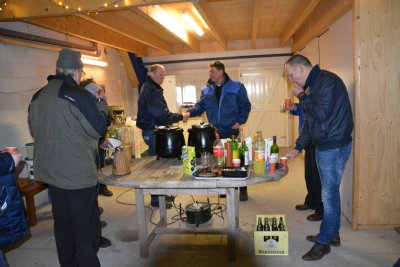 Namens bestuurslid Bouwers wordt Jan Geert Veldman en Jan Arends bedankt voor de gastvije ontvangst en de catering. Jan Arends kon bij het afscheid niet aanwezig zijn maar werd ook een attentie aangeboden