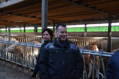 Giel en Marinke in de nieuwe stal en vertellen over hun werkwijze