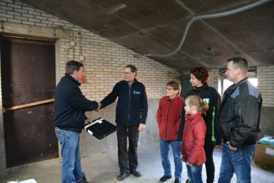 De fam. Dieker wordt bedankt voor de gastvrijheid en de informatieve uitleg en wordt een cadeau aangeboden