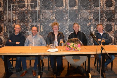 Eerste bestuur van 1992 v.l.n.r. Thijs Ritsema (alg.bestuurslid) Hennie Assen (alg.bestuurslid) Trudy Kamps (secretaris) Gehard Oterdoom (voorzitter) Kees Dekker (penningmeester)