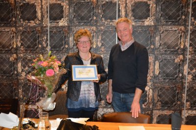 Door stamboekvoorzitter Ed Neerinxc werd Trudy ook een oorkonde overhandigd voor 25 jaar bestuurslid studieclub Noord